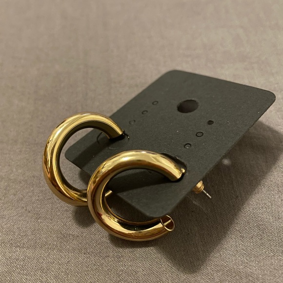 Gold elegant simple hook earring - Picture 1 of 2